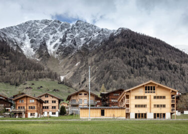 Berglodge Goms in Münster: Ein gelungenes Beispiel für nachhaltiges Bauen mit Schweizer Holz. Foto: Markus Käch