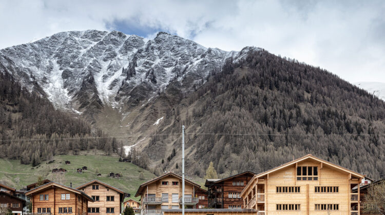 Berglodge Goms in Münster: Ein gelungenes Beispiel für nachhaltiges Bauen mit Schweizer Holz. Foto: Markus Käch