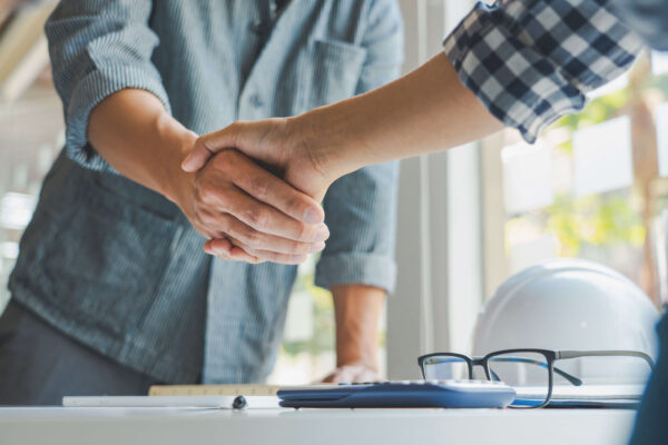 Fünf bedeutende Schweizer Unternehmen gehen mit Holzbau Schweiz eine Partnerschaft ein: Flumroc, Kuratle & Jaecker, Helvetia, Raiffeisen Schweiz und SIGA.